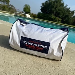 Vintage 90’s Tommy Hilfiger Sailing Duffel Bag 🔥!! 

Condition 9/10